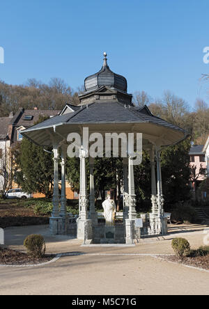 Pavillon avec Sodenia statue dans le Quellenpark de Bad Soden am Taunus, Hesse, Allemagne Banque D'Images