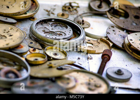 antique watch parts with tiny gears and bits Banque D'Images