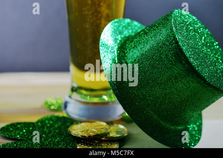 St Patrick's Day la bière dans le verre, le vert irlandais top hat, perles brillantes vert irlandais, les pièces d'or, pas de mousse de la bière Banque D'Images