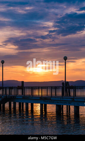 Le lac de Bracciano, coucher du soleil de l'ancienne ville de Carpi (Rome, Italie) Banque D'Images