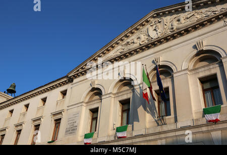 Chioggia, VE, Italie 11 Février 2018 : ancien palais de l'hôtel de ville avec de nombreux drapeaux italien Banque D'Images