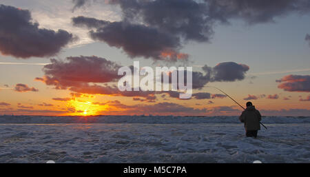 Surfez sur scène de pêche au coucher du soleil. Banque D'Images