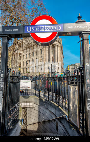 L'entrée du métro et les étapes menant à la station de métro Charing Cross, située sur Trafalgar Square dans le centre de Londres, Angleterre, Royaume-Uni. Banque D'Images