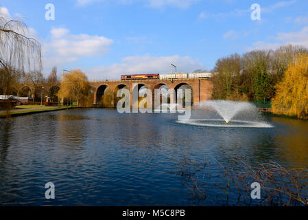 Classe 66 DBS transport diesel-électrique de passage d'un train de marchandises viaduc ferroviaire dans Central Park, Chelmsford, Essex, ligne à partir de la gare de Liverpool Street Banque D'Images