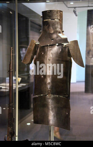 Ned Kellys Armor sur l'affichage à la bibliothèque de l'État de Victoria à Melbourne Banque D'Images