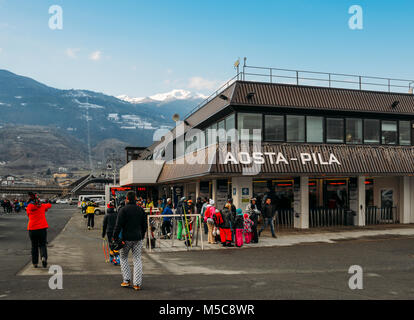 Pila, Italie - Février 19, 2018 : base de la montagne de resort de Pila en Vallée d'aoste, Italie pour attraper télécabine pour les pistes de ski Banque D'Images