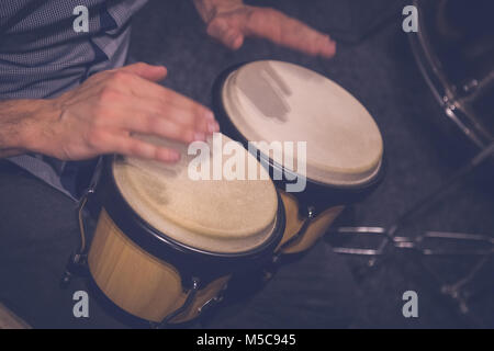 Close up de musicien mains jouer bongo drums Banque D'Images