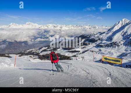 Pila, Aoste, Italie - Dec 19, 2018 : Un skieur dans une descente jeans piste avec vue panoramique sur pistes damées et large piste de ski. Vue vers le nord est Banque D'Images