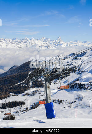 Vue panoramique de large et pistes de ski piste de ski de Pila dans le Val d'aoste, Italie au cours de l'hiver. Vue vers le nord est de la Suisse et de ses Banque D'Images