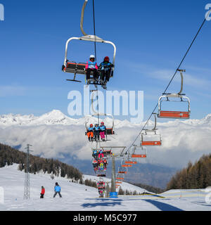 Pila, Aoste, Italie - Dec 19, 2018 : Vue aérienne de la ville d'Aoste Italie du nord et les environs de la vallée d'Aoste Pila ski resort - télésièges et s Banque D'Images