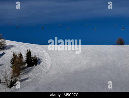 Snowboard télésiège et trace sinueuse ombre sur blanche neige, Alpes Italiennes Banque D'Images