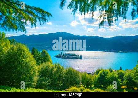 Paysage du lac Orta. Vue sur l'île San Giulio de Sacro Monte. Piémont, Italie, Europe. Banque D'Images