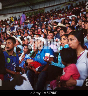 Les gens regardent l'automne fiesta rodeo dans Keran, Michoacan, Mexique le lundi, Octobre 6, 2014. La ville de Keran détient deux fêtes annuelles pour célébrer leur culture et leurs croyances religieuses. En avril 2011, après des années d'extorsion par les cartels locaux et de la complaisance du gouvernement local et la police, les habitants de Keran reconquis leur ville et leurs terres. Le pueblo (traduit en tant que peuple ou communauté) face au cartel, enlevé le gouvernement d'office, et créé leur propre force de police pour protéger la ville. Banque D'Images