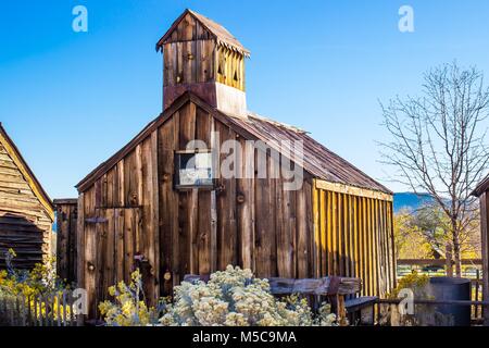 Hangar en bois Vintage In Early Morning Light Banque D'Images