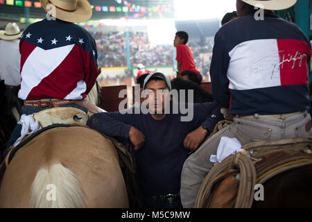 Un homme pose pour un portrait au cours de l'automne fiesta rodeo dans Keran, Michoacan, Mexique le mardi, 7 octobre, 2014. La ville de Keran détient deux fêtes annuelles pour célébrer leur culture et leurs croyances religieuses. En avril 2011, après des années d'extorsion par les cartels locaux et de la complaisance du gouvernement local et la police, les habitants de Keran reconquis leur ville et leurs terres. Le pueblo (traduit en tant que peuple ou communauté) face au cartel, enlevé le gouvernement d'office, et créé leur propre force de police pour protéger la ville. Banque D'Images