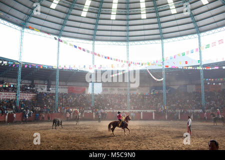 L'automne fiesta rodeo dans Keran, Michoacan, Mexique le mardi, 7 octobre, 2014. La ville de Keran détient deux fêtes annuelles pour célébrer leur culture et leurs croyances religieuses. En avril 2011, après des années d'extorsion par les cartels locaux et de la complaisance du gouvernement local et la police, les habitants de Keran reconquis leur ville et leurs terres. Le pueblo (traduit en tant que peuple ou communauté) face au cartel, enlevé le gouvernement d'office, et créé leur propre force de police pour protéger la ville. Banque D'Images