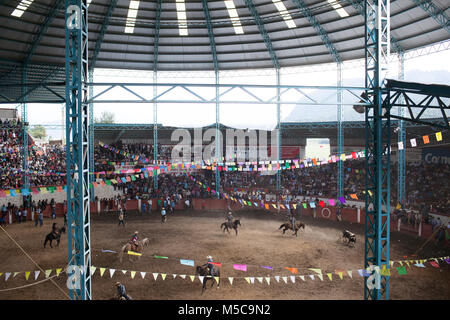 L'automne fiesta rodeo dans Keran, Michoacan, Mexique le mardi, 7 octobre, 2014. La ville de Keran détient deux fêtes annuelles pour célébrer leur culture et leurs croyances religieuses. En avril 2011, après des années d'extorsion par les cartels locaux et de la complaisance du gouvernement local et la police, les habitants de Keran reconquis leur ville et leurs terres. Le pueblo (traduit en tant que peuple ou communauté) face au cartel, enlevé le gouvernement d'office, et créé leur propre force de police pour protéger la ville. Banque D'Images