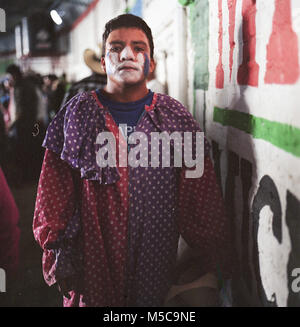 Un clown de rodéo au cours de l'automne fiesta rodeo dans Keran, Michoacan, Mexique le lundi, Octobre 6, 2014. La ville de Keran détient deux fêtes annuelles pour célébrer leur culture et leurs croyances religieuses. En avril 2011, après des années d'extorsion par les cartels locaux et de la complaisance du gouvernement local et la police, les habitants de Keran reconquis leur ville et leurs terres. Le pueblo (traduit en tant que peuple ou communauté) face au cartel, enlevé le gouvernement d'office, et créé leur propre force de police pour protéger la ville. Banque D'Images