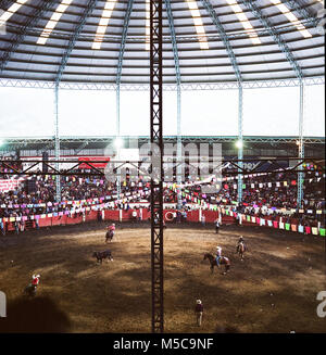 L'automne fiesta rodeo dans Keran, Michoacan, Mexique le lundi, Octobre 6, 2014. La ville de Keran détient deux fêtes annuelles pour célébrer leur culture et leurs croyances religieuses. En avril 2011, après des années d'extorsion par les cartels locaux et de la complaisance du gouvernement local et la police, les habitants de Keran reconquis leur ville et leurs terres. Le pueblo (traduit en tant que peuple ou communauté) face au cartel, enlevé le gouvernement d'office, et créé leur propre force de police pour protéger la ville. Banque D'Images