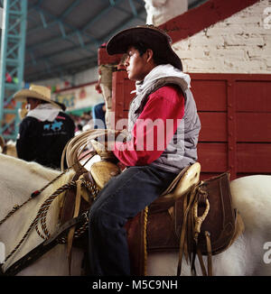 Un homme au cours de l'automne fiesta rodeo dans Keran, Michoacan, Mexique le lundi, Octobre 6, 2014. La ville de Keran détient deux fêtes annuelles pour célébrer leur culture et leurs croyances religieuses. En avril 2011, après des années d'extorsion par les cartels locaux et de la complaisance du gouvernement local et la police, les habitants de Keran reconquis leur ville et leurs terres. Le pueblo (traduit en tant que peuple ou communauté) face au cartel, enlevé le gouvernement d'office, et créé leur propre force de police pour protéger la ville. Banque D'Images