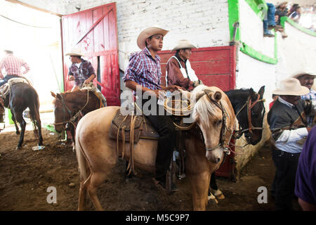 L'automne fiesta rodeo dans Keran, Michoacan, Mexique le vendredi 19 octobre, 2012. La ville de Keran détient deux fêtes annuelles pour célébrer leur culture et leurs croyances religieuses. En avril 2011, après des années d'extorsion par les cartels locaux et de la complaisance du gouvernement local et la police, les habitants de Keran reconquis leur ville et leurs terres. Le pueblo (traduit en tant que peuple ou communauté) face au cartel, enlevé le gouvernement d'office, et créé leur propre force de police pour protéger la ville. Banque D'Images