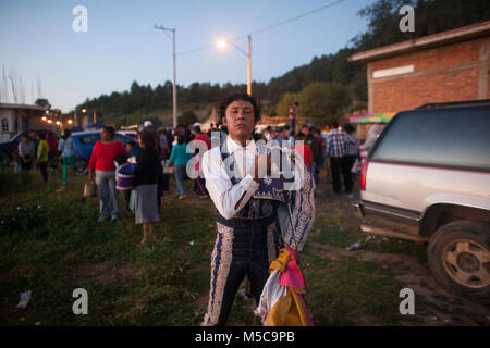 Un matador au cours de l'automne fiesta rodeo dans Keran, Michoacan, Mexique le vendredi 19 octobre, 2012. La ville de Keran détient deux fêtes annuelles pour célébrer leur culture et leurs croyances religieuses. En avril 2011, après des années d'extorsion par les cartels locaux et de la complaisance du gouvernement local et la police, les habitants de Keran reconquis leur ville et leurs terres. Le pueblo (traduit en tant que peuple ou communauté) face au cartel, enlevé le gouvernement d'office, et créé leur propre force de police pour protéger la ville. Banque D'Images