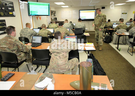 Le sergent instructeur. Jeremy 1ère classe VanStreain avec le 13e bataillon du 100e Régiment enseigne aux étudiants dans le cadre d'approvisionnement en munitions 89B le 16 janvier 2018, à Fort McCoy, Wisconsin (Etats-Unis), la 13e, 100e est un bataillon d'artillerie qui offre de la formation et du soutien à la formation des soldats dans les spécialités professionnelles militaires - maintenance (MOS) série. L'unité, aligné sous la 3e Brigade, 94e Division du 80e commandement de l'instruction, a été de Fort McCoy depuis environ 1995. (U.S. Army Banque D'Images