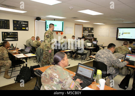 Le sergent instructeur. Jeremy 1ère classe VanStreain avec le 13e bataillon du 100e Régiment enseigne aux étudiants dans le cadre d'approvisionnement en munitions 89B le 16 janvier 2018, à Fort McCoy, Wisconsin (Etats-Unis), la 13e, 100e est un bataillon d'artillerie qui offre de la formation et du soutien à la formation des soldats dans les spécialités professionnelles militaires - maintenance (MOS) série. L'unité, aligné sous la 3e Brigade, 94e Division du 80e commandement de l'instruction, a été de Fort McCoy depuis environ 1995. (U.S. Army Banque D'Images