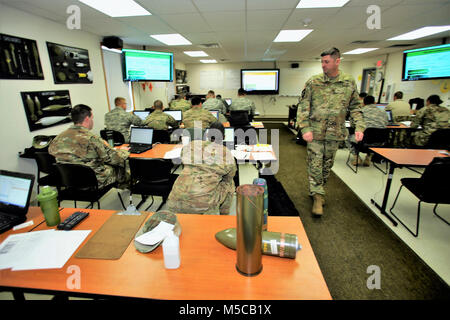 Le sergent instructeur. Jeremy 1ère classe VanStreain avec le 13e bataillon du 100e Régiment enseigne aux étudiants dans le cadre d'approvisionnement en munitions 89B le 16 janvier 2018, à Fort McCoy, Wisconsin (Etats-Unis), la 13e, 100e est un bataillon d'artillerie qui offre de la formation et du soutien à la formation des soldats dans les spécialités professionnelles militaires - maintenance (MOS) série. L'unité, aligné sous la 3e Brigade, 94e Division du 80e commandement de l'instruction, a été de Fort McCoy depuis environ 1995. (U.S. Army Banque D'Images