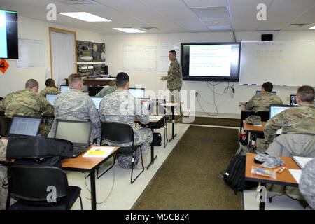 Le sergent instructeur. Jeremy 1ère classe VanStreain avec le 13e bataillon du 100e Régiment enseigne aux étudiants dans le cadre d'approvisionnement en munitions 89B le 16 janvier 2018, à Fort McCoy, Wisconsin (Etats-Unis), la 13e, 100e est un bataillon d'artillerie qui offre de la formation et du soutien à la formation des soldats dans les spécialités professionnelles militaires - maintenance (MOS) série. L'unité, aligné sous la 3e Brigade, 94e Division du 80e commandement de l'instruction, a été de Fort McCoy depuis environ 1995. (U.S. Army Banque D'Images