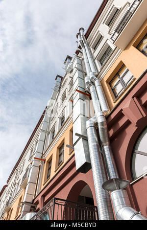 Vue de bas en haut sur un bâtiment traditionnel européen, avec les tuyaux de ventilation Banque D'Images