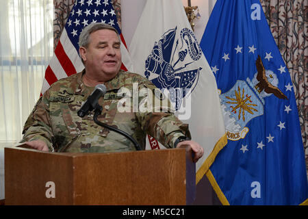 Le colonel de l'armée américaine Darrell Thomsen Jr., Fort Eustis, aumônier de garnison adjoint se félicite les participants et présente l'Orateur invité lors de la prière nationale Petit-déjeuner à Joint Base Langley-Eustis, Va., 7 février 2018. Le petit déjeuner de prière national est traditionnellement organisée le premier jeudi de février de chaque année. (U.S. Air Force Banque D'Images