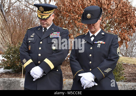 Le général Major Patrick Reinert, 88e division, commandant général de l'état de préparation et le sergent. Jill Spencer, 88e RD adjointe exécutive, baissent la tête au cours d'une cérémonie en l'honneur du 245e anniversaire de notre 9ème Président, William Henry Harrison, 9 février 2009, à North Bend, dans l'Ohio. Banque D'Images