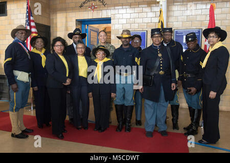 Le général de Linda Singh, l'adjudant général du Maryland, pose avec les membres de la Baltimore chapter de soldats Buffalo après la cérémonie de la dédicace de la Guilded Age prix dans le Maryland Musée d'histoire militaire à la Cinquième Regiment Armory à Baltimore, le 13 février 2018. Walley, un Buffalo Soldier, a reçu la médaille d'honneur du Congrès pour sauver d'autres soldats qui étaient sous un feu nourri de l'Apache. (U.S. La Garde nationale Banque D'Images