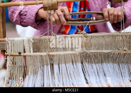 Le Bélarus, la ville de Gomel, le 3 juin 2017. Date de l'indépendance au Bélarus.grand-mère travaille derrière une vieille machine à filer.Spice sur une vieille roue tournante. Banque D'Images