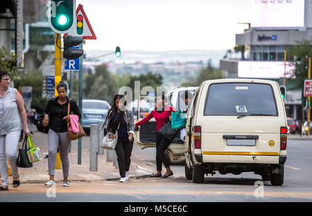 Les gens sortir de taxi en ville. Johannesburg, Afrique du Sud - 15 Février, 2018 Banque D'Images