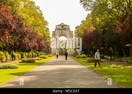 La marche de la paix nommée l'avenue menant à l'arche du souvenir à Victoria Park, Leicester conçu par Sir Edwin Lutyens. Banque D'Images