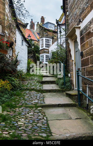 Un étroit dans ginnel Robin Hoods Bay. Banque D'Images