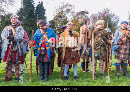 Soldats écossais dans une reconstitution de l'Jacoite la hausse de 1745 à l'appui de Bonnie Prince Charlie. Banque D'Images