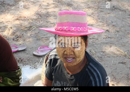 L'argile Sakalava femme porte sur son visage dans un village malgache, Morondava, Madagascar. Banque D'Images