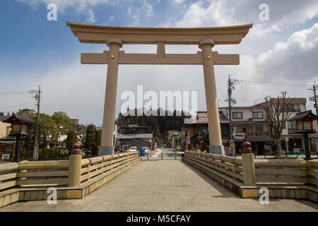 Le Tojii sur la rivière Miyagawa dans TakayamaTakayama est une ville montagneuse de la préfecture de Gifu au Japon Banque D'Images