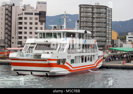 Un ferry prendre les gens à travers la baie d'Hiroshima à l'île de Miyajima. Banque D'Images