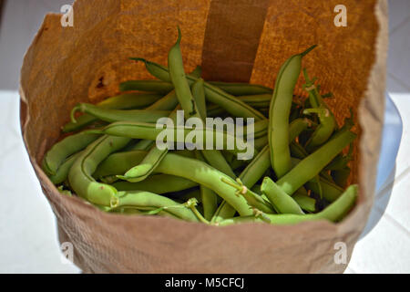 Les pois verts dans le sac en papier, libre de la photographie culinaire Banque D'Images