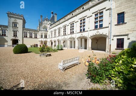 Cour du château Brézé, vallée de la Loire, France. Construit entre le 11ème et 19ème siècles, elle abrite un extraordinaire complexe souterrain, un château dans Banque D'Images