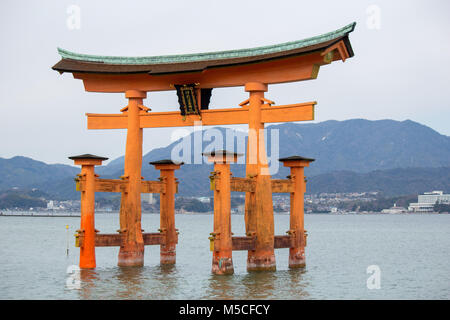 Itsukushima, également connu sous le nom de Miyajima, est une petite île dans la baie de Hiroshima.juste au large est le géant, orange Grand Torii. Banque D'Images