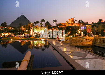 Soir ou la nuit vue de la Mena House Hotel, avec les pyramides en arrière-plan, Giza, Cairo, Égypte, Afrique du Nord Banque D'Images