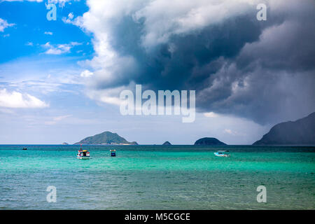 Tempête sur la mer dans la baie de Con Son, l'île de Con Dao, Vietnam. Banque D'Images