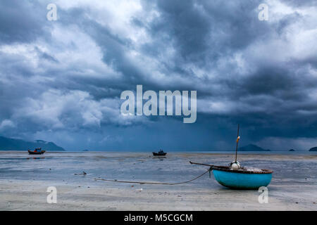 Tempête sur la mer dans la baie de Con Son, l'île de Con Dao, Vietnam. Banque D'Images