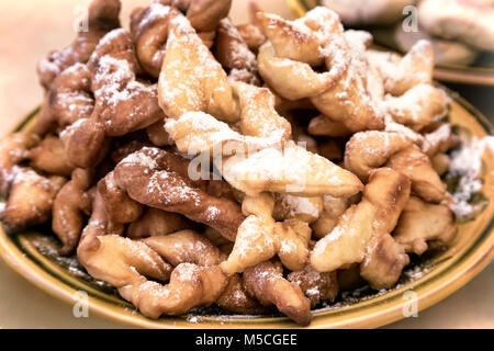 Sur la table sur une plaque blanche est délicieux, croustillant de cookies. Banque D'Images