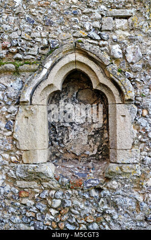 Une piscine dans les ruines de l'église de l'abbaye de St Mary à North Creake, Norfolk, Angleterre, Royaume-Uni, Europe. Banque D'Images